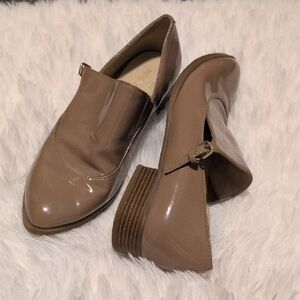 NINE WEST Chic Taupe Women's Loafers Size 8 Stretch Buckle 1" Pump Heel